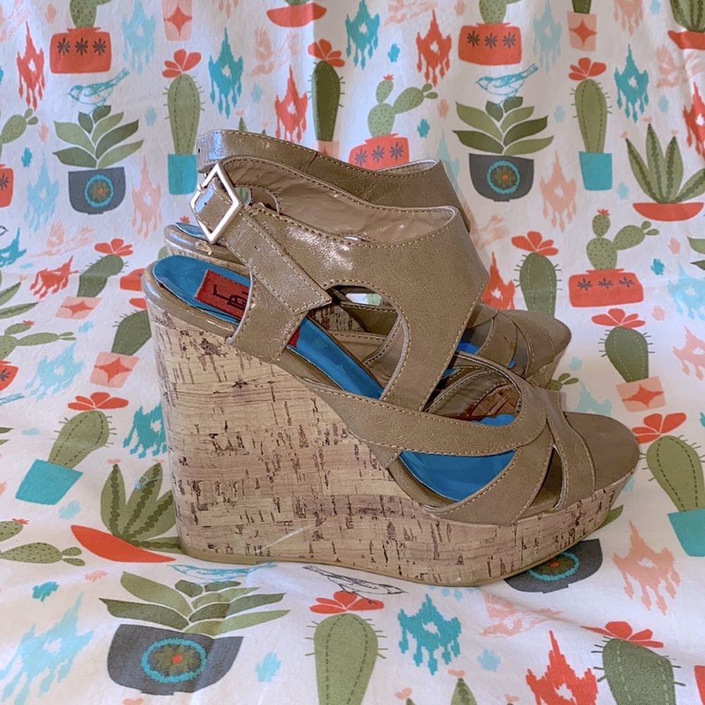 Fahrenheit Tan Wedge Platform 5” Sandal Size 7